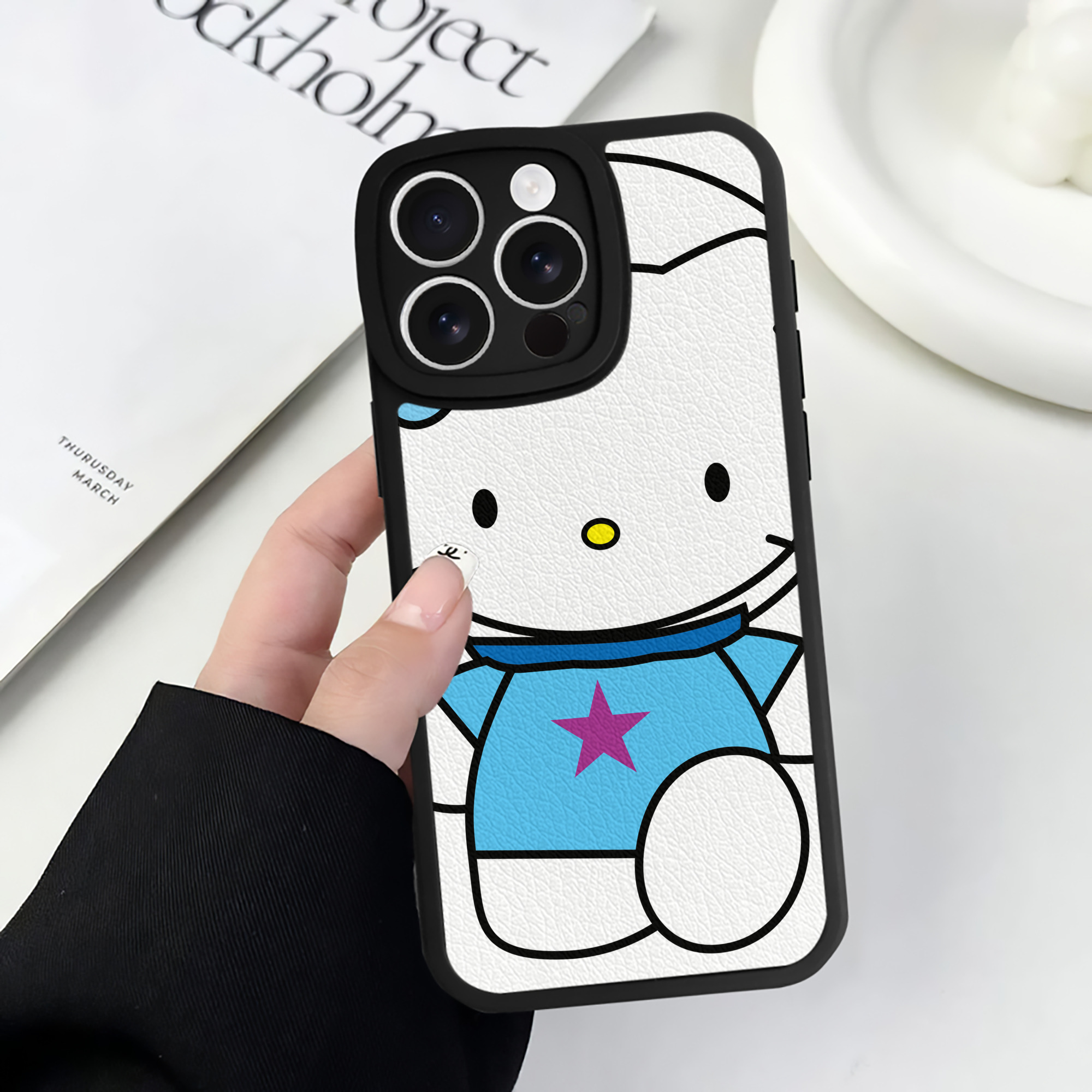 （画像用） Hello Kitty ハローキティ 【iPhone 16シリーズ対応】シリコンスマホケース（レザー調） 材質：シリコン